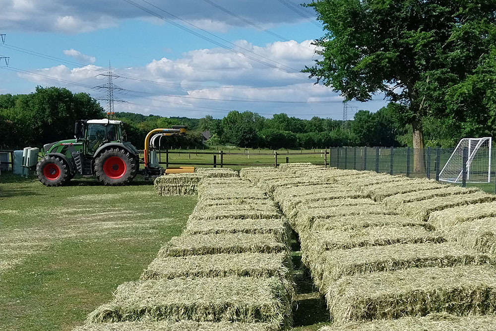 Stroh- &amp; Heuernte – Bild 1